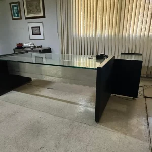 CONJUNTO DE ESCRITÓRIO DE 4 PEÇAS – TAMPO E LATERAIS EM COURO PRETO E BALCÕES COM PORTAS REVESTIDAS EM AÇO INOX ESCOVADO — L085.200