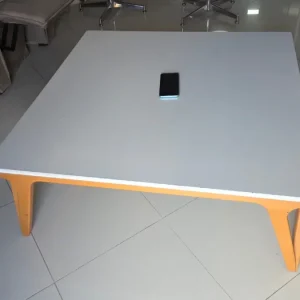 MESA DE CENTRO – PÉS MADEIRA – TAMPO AGLOMERADO LAMINADO – OFF WHITE — V050.02
