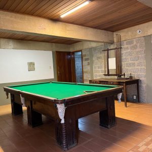 MESA DE SINUCA – CENTENÁRIA – MADEIRA NOBRE + LOUSA ITALIANA – TAMANHO OFICIAL + ACESSÓRIOS — D066.01