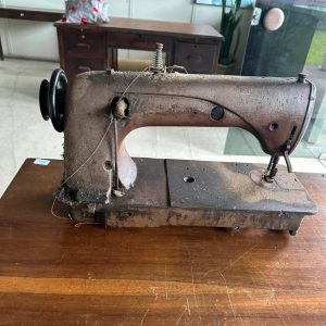 PARA OS COLECIONADORES E AMANTES DAS ANTIGUIDADES – MÁQUINA DE COSTURA ANTIGA – SEM BASE – PEÇA HISTÓRICA – TEM ATÉ AS SUJEIRAS DE ÓLEO PARA MOSTRAR A IDADE – PESADA – LINDA PARA DECORAÇÃO — L085.10