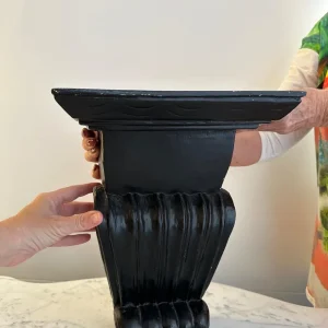 PEANHA EM MADEIRA MACIÇA – PINTURA EM PRETO – R031.111