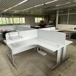ILHAS DE TRABALHO COMPARTILHADO – 2 ESTAÇÕES CADA – MDF – MÓVEIS ÓTIMOS PARA ESCRITÓRIO – COR CINZA CLARO – MARCAS DE USO – PRECISAM SER DESMONTADAS – Valor por ilha — L085.14