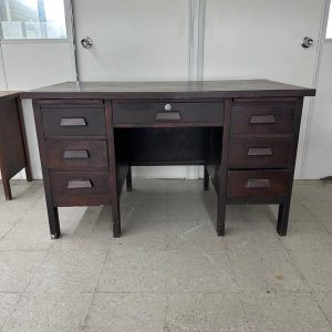 ESCRIVANINHA ANTIGA CLÁSSICA – MÓVEIS CIMO – GAVETAS DOS DOIS LADOS + GAVETA CENTRAL – MADEIRA – MARCAS DO TEMPO E DE USO – MANCHAS NO TAMPO — L085.22