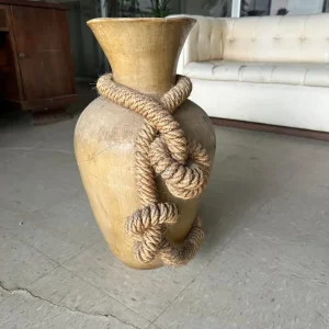 VASO CERÂMICA – DETALHE CORDA SISAL – RACHADURA BEM NO CENTRO – MESMO ASSIM VALE PARA AS PLANTAS SECAS – PEÇA BEM INTERESSANTE NA DECORAÇÃO — L085.05