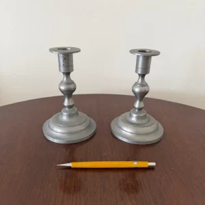 PAR DE CASTIÇAIS – ESTANHO – EMEL – MG — R003.427