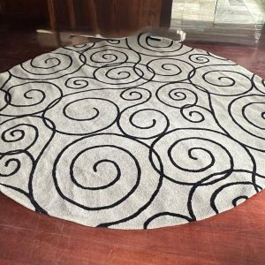 TAPETE AVANTI – TAPETE REDONDO – CINZA – ARABESCOS PRETOS — S084.01