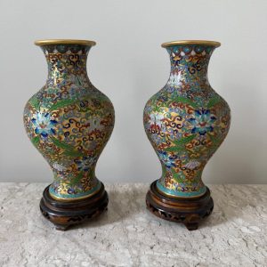 PAR DE VASOS CHINESES – CLOISONNÉS – PEDESTAL MADEIRA – Preço por unidade — R003.437
