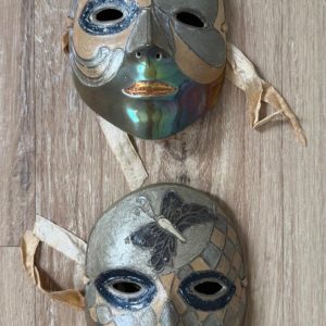 PAR DE MÁSCARAS EM BRONZE – PEÇAS RARAS – TRAZIDAS DE VIAGEM — R003.442
