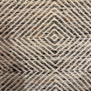 TAPETE LONGO – LÃ – FIBRA NATURAL – TONS CLAROS COM MESCLA DELICADA EM PRETO, MARROM E CINZA — J045.305