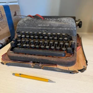 PEÇA DE ANTIQUÁRIO – MÁQUINA DE ESCREVER ANOS 1920 – REMINGTON — V050.01