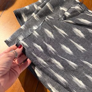 CORTE DE TECIDO – IKAT – TRAZIDO DA ÍNDIA – ARTE ÚNICA EM ALGODÃO – COR PREDOMINANTE CINZA – 3,7 metros — S091.19