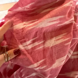 CORTE DE TECIDO – IKAT – TRAZIDO DA ÍNDIA – ARTE ÚNICA EM ALGODÃO – COR PREDOMINANTE ROSA CHÁ – 7 metros — S091.15