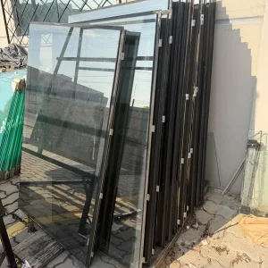 FACHADA GLAIZING – LOTE DE 12 JANELAS, SENDO 6 COM BRAÇOS BASCULANTES – OUTROS 6 FIXAS — V054.01