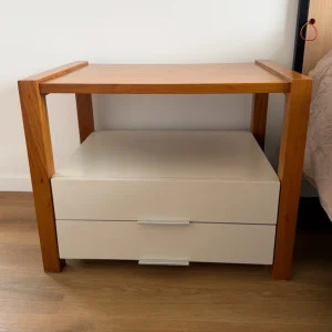 MESA LATERAL DE CAMA – MADEIRA + 2 GAVETINHAS EM LACA COR AREIA – TEMOS 2 PEÇAS – Preço por unidade – Vendidas juntas ou separadas — J012.400