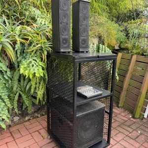 CONJUNTO DE SOM PARA BARES E RESTAURANTES – CONTÉM 6 PEÇAS – MESA DE SOM, 2 CAIXAS, SUBWOOFER, CABOS E RACK METÁLICO — F020.501