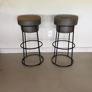 PAR DE BANQUETAS ALTAS – MODELO ROLHA – DESIGNER ASSINADO – COURO E FERRO – MITTISA – M162.02