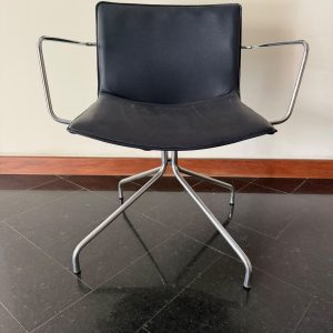 DESIGN ASSINADO –  POLTRONAS GIRATÓRIAS – ARPER CATIFA 35 – ESCRITÓRIO – LIEVORE ALTHERR MOLINA – PEÇA ÚNICA – E039.01
