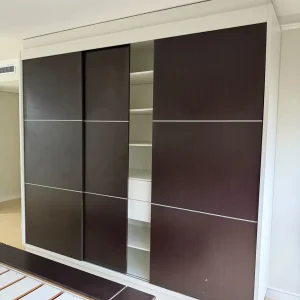 ARMÁRIO COM 03 PORTAS DE CORRER – DUAS CORES – MDF – M168.11