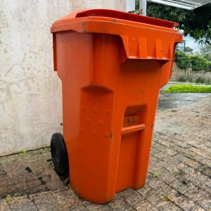CONTENTOR  DE LIXO – RESISTÊNCIA EXTREMA – RODÍZIO – LARANJA – 360 LITROS – P003-518