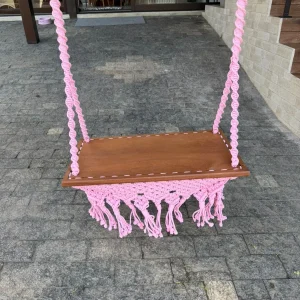 BALANÇO EM MACRAMÊ – MADEIRA E CORDA NÁUTICA ROSA – PARA AS PRINCESAS – V056-08