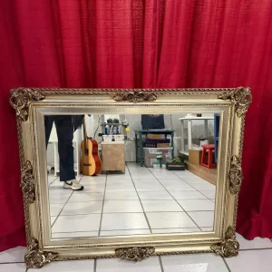 ESPELHO COM MOLDURA EM RESINA DOURADA ORNAMENTADA – C110-8