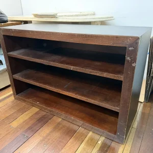 ESTANTE BAIXA – MDF COM LÂMINA MADEIRA E PRETA – T053-22