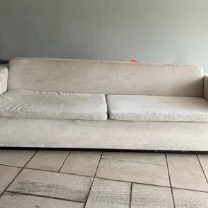 SOFÁ CONTEMPORÂNEO – BRAÇOS QUADRADOS – ASSENTO RETO – BASE ÚNICA – L100-28