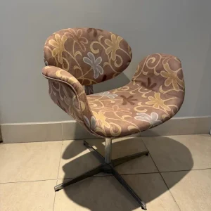 POLTRONA TULIPA – DESING RECONHECIDO E PREMIADO – EM FORMA DE FLOR – GIRATÓRIA – PÉS ALUMÍNIO FUNDIDO – R070-0