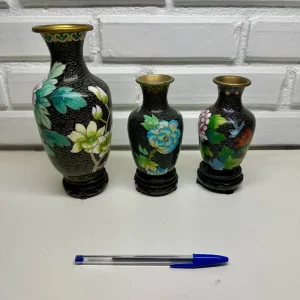 CONJUNTO COM 03 VASOS CHINESES – ORIGINAIS – METAL ESMALTADO COM PINTURA COM DETALHES DOURADOS