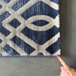 TAPETE GEOMÉTRICO – TONS DE AZUL E OFF-WHITE – EXCELENTE – S001.113