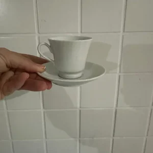 LOTES COM 12 XÍCARAX E 12 PIRES CAFEZINHO — LINHA CAPRI DA GERMER — ATEMPORAL, ELEGANTE — PEÇAS CLÁSSICAS — BRANCAS — CAIXAS NOVAS — Valor por lote  – B040.02