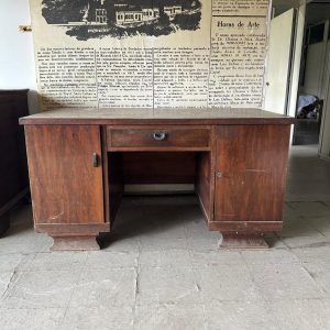 ESCRIVANINHA ANTIGA – MADEIRA – DUAS PORTINHAS LATERAIS COM GAVETAS INTERNAS + GAVETA CENTRAL – MARCAS DE USO E DO TEMPO – CHEIA DE HISTÓRIA — L085.02