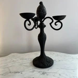 CANDELABRO – EM FERRO – PARA 3 VELAS – PINHA CENTRAL – R031.113