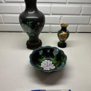 CONJUNTO COM 02 VASOS E 01 BOWL CHINESES – ORIGINAIS – METAL ESMALTADO COM PINTURA COM DETALHES DOURADOS